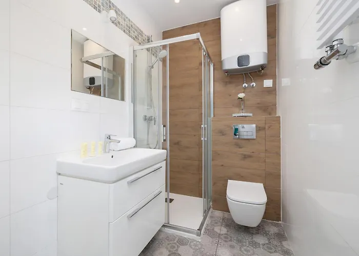 Bright Close To The Center Of By Rent Like דירה *