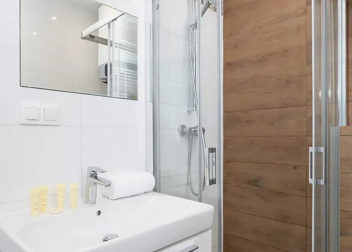 Bright Close To The Center Of By Rent Like דירה *