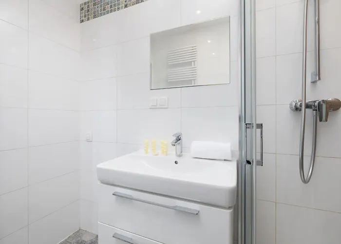 Bright Close To The Center Of By Rent Like דירה *